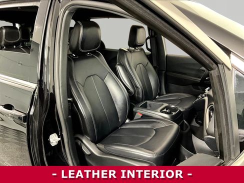 Used 2025 Chrysler Pacifica Select FWD image 29