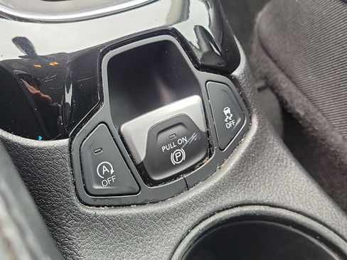 Used 2019 Jeep Compass Latitude FWD image 28