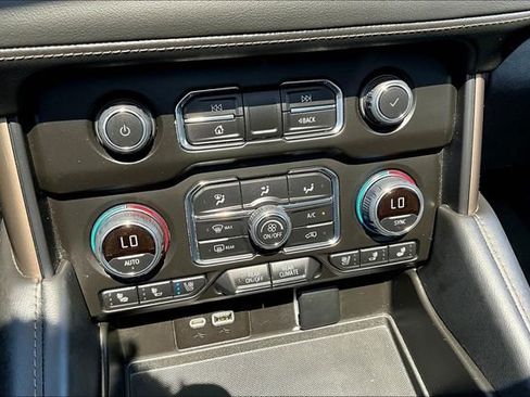Used 2022 Chevrolet Suburban High Country AWD/4WD image 15