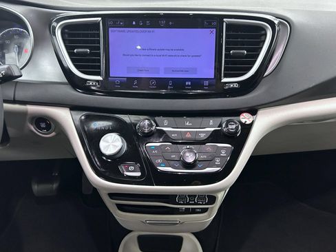 Certified 2022 Chrysler Pacifica Touring-L FWD image 12