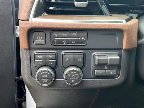 New 2026 Chevrolet Suburban High Country image 17