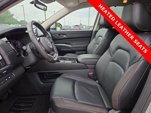 Used 2025 Nissan Pathfinder SL AWD/4WD image 17