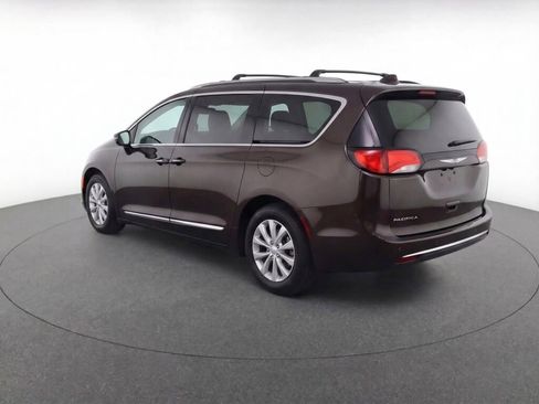 Used 2018 Chrysler Pacifica Touring-L image 4