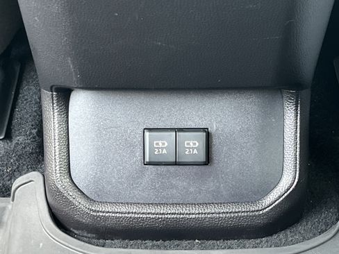 Used 2021 Toyota Highlander XLE image 21