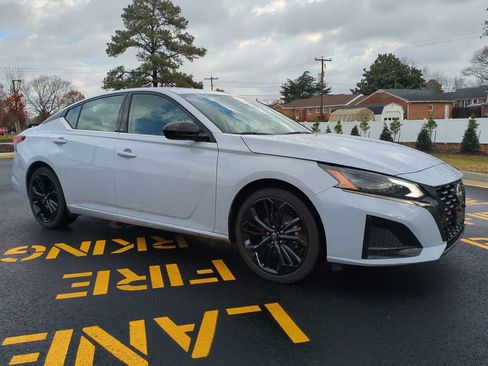Used 2024 Nissan Altima 2.5 SR image 2