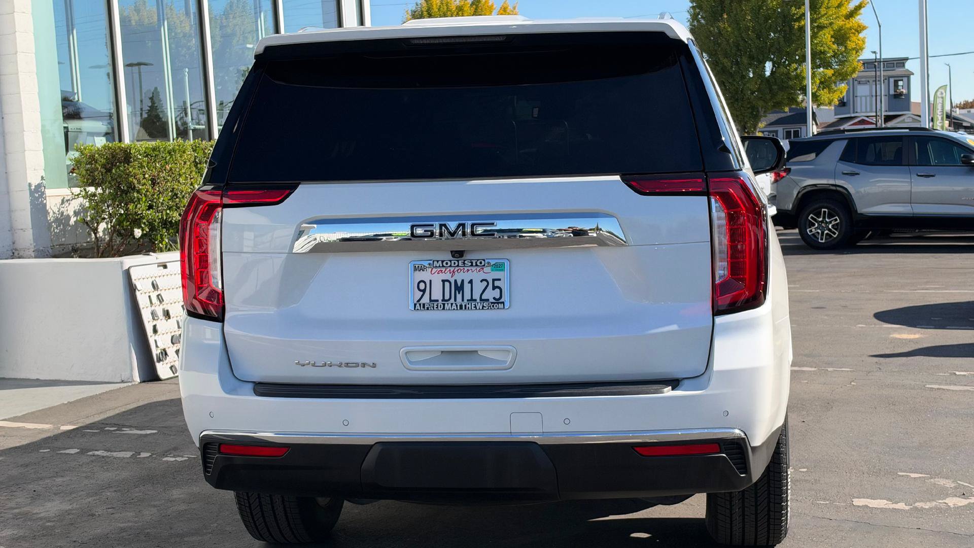 Used 2024 GMC Yukon SLT w/ SLT Premium Package AWD/4WD image 5