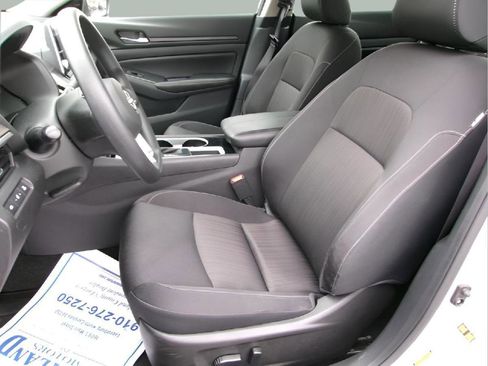 Used 2024 Nissan Altima 2.5 SV FWD image 12