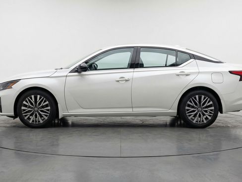 Used 2025 Nissan Altima 2.5 SV image 5
