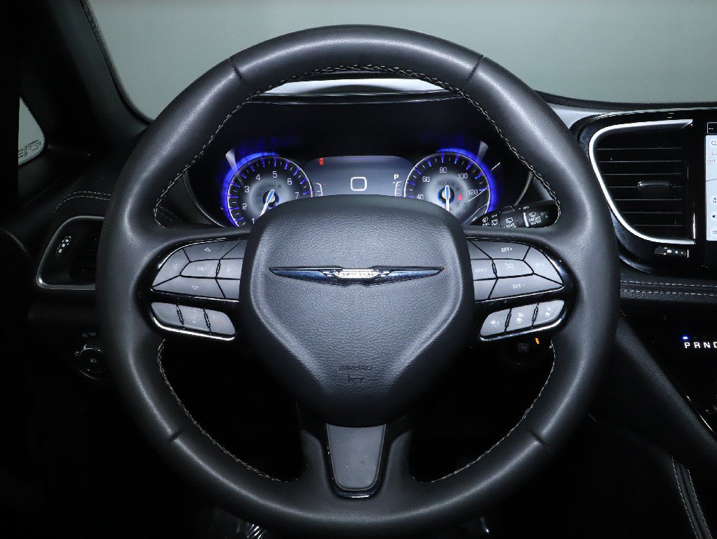 Used 2025 Chrysler Pacifica Limited FWD image 23