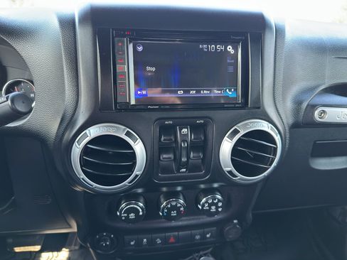 Used 2016 Jeep Wrangler Unlimited Rubicon w/ Connectivity Group AWD/4WD image 18