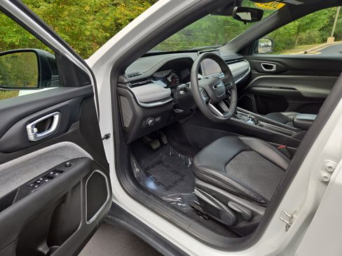 Used 2024 Jeep Compass Latitude image 11