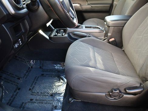 Used 2016 Toyota Tacoma TRD Sport image 15