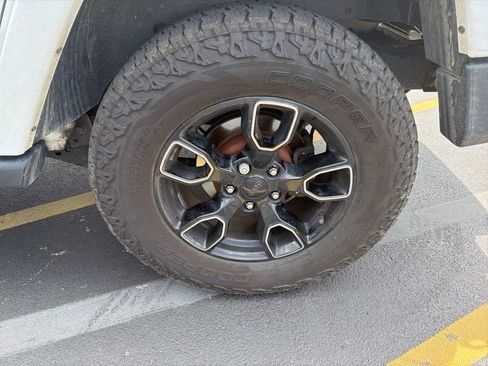 Used 2018 Jeep Wrangler Unlimited Sahara AWD/4WD image 6