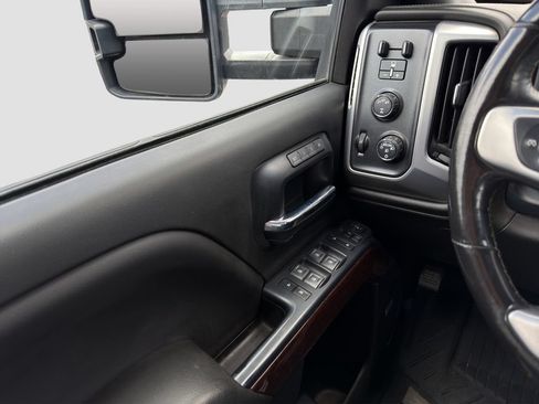 Used 2019 GMC Sierra 2500 SLT w/ Duramax Plus Package AWD/4WD image 29