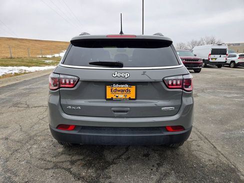 Used 2023 Jeep Compass Latitude w/ Mopar Graphics Package image 5