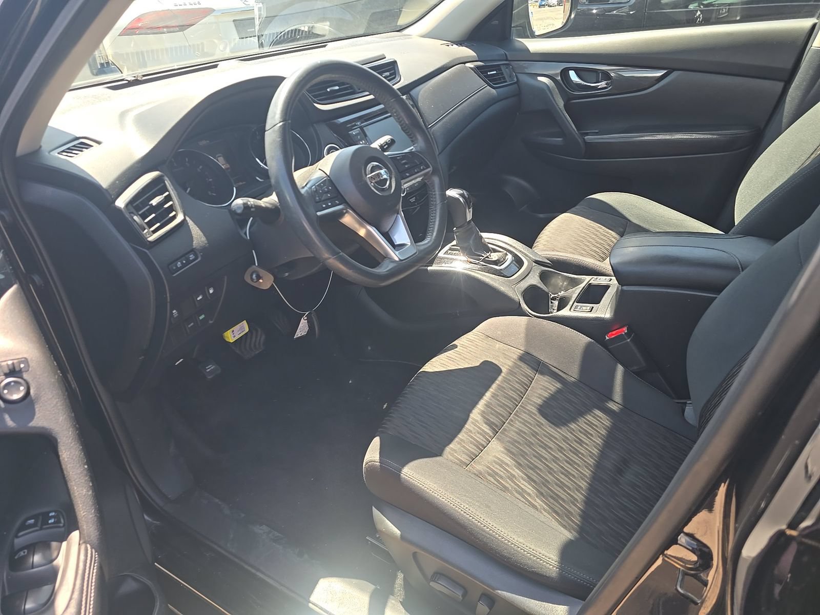 Used 2018 Nissan Rogue SV FWD image 2