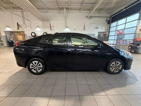 Used 2017 Toyota Prius Three FWD image 6