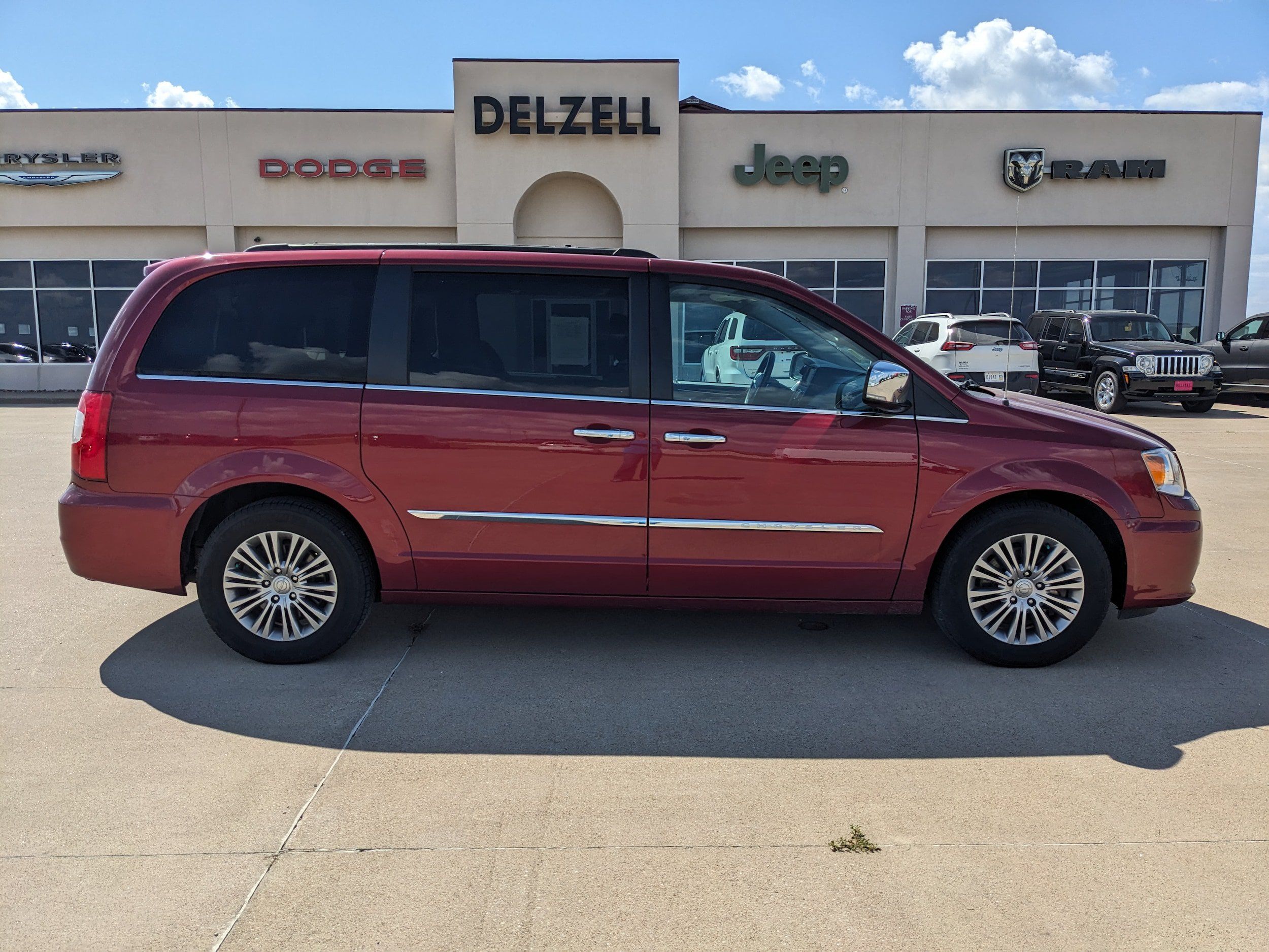 Used 2016 Chrysler Town & Country Touring-L FWD image 1
