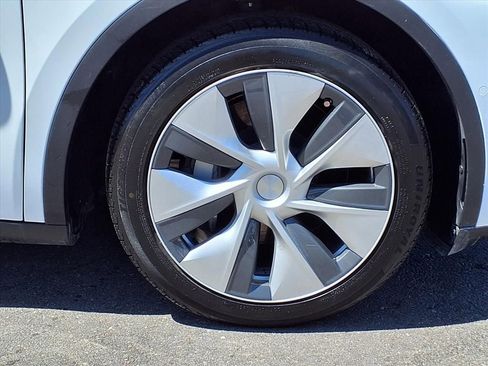 Used 2021 Tesla Model Y Standard Range image 9