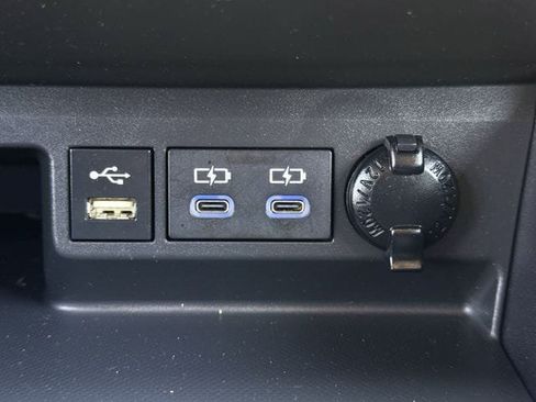 Used 2022 Toyota Highlander XLE FWD image 24