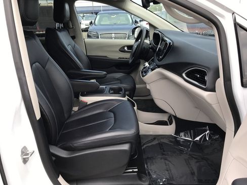 Used 2024 Chrysler Pacifica Touring-L FWD image 16