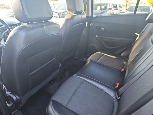 Used 2021 Chevrolet Trax LT w/ LT Convenience Package image 13