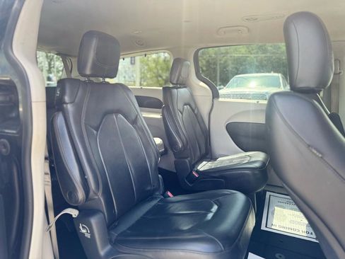 Used 2019 Chrysler Pacifica Touring-L FWD image 48