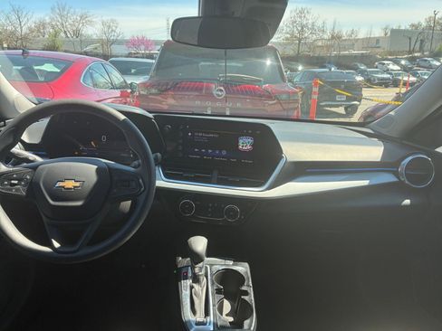 Used 2025 Chevrolet Trax LT image 28