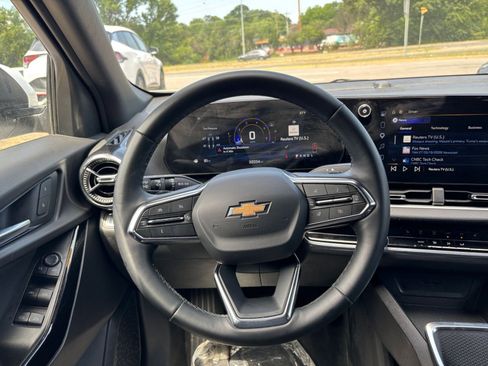 Used 2025 Chevrolet Equinox LT FWD image 30