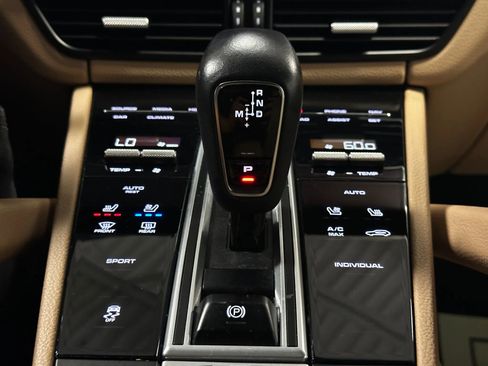 Used 2022 Porsche Cayenne Platinum Edition w/ Premium Package Plus image 46