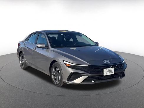 Used 2025 Hyundai Elantra SEL image 3