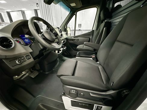 Used 2025 Mercedes-Benz Sprinter 2500 image 21