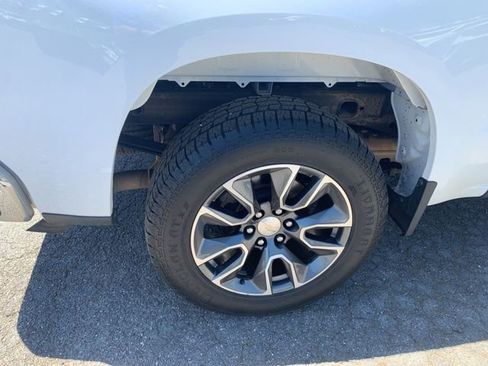 Used 2022 Chevrolet Silverado 1500 LT AWD/4WD image 39