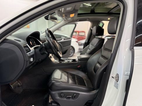 Used 2014 Volkswagen Touareg Hybrid AWD/4WD image 11