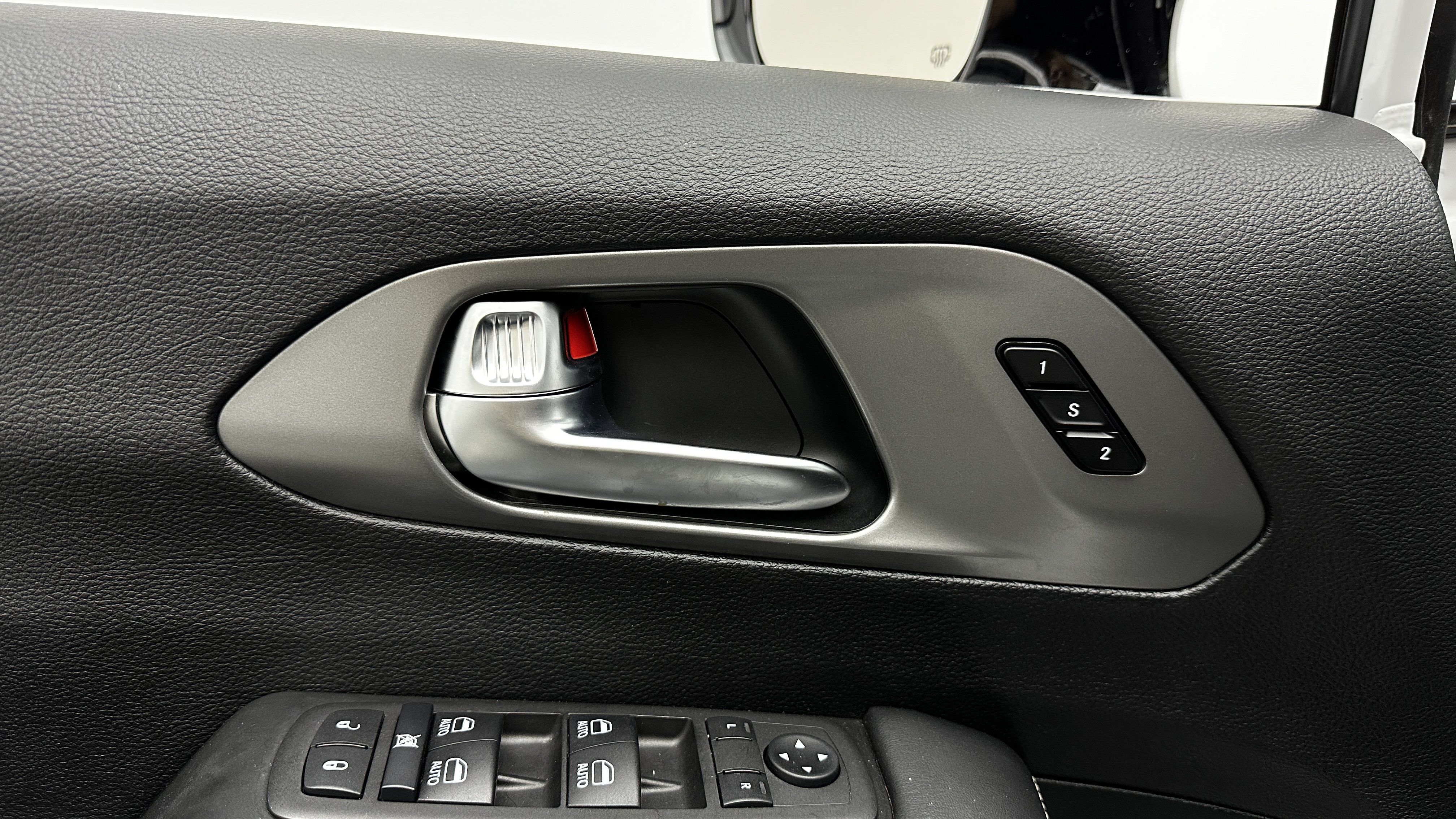 Used 2025 Chrysler Pacifica Select FWD image 11
