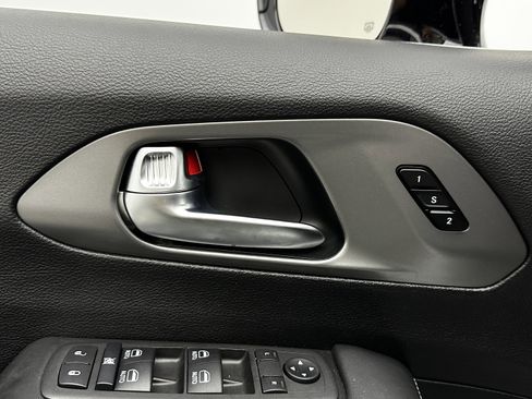 Used 2025 Chrysler Pacifica Select image 11