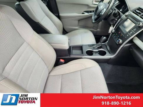 Used 2017 Toyota Camry SE w/ Moonroof Package image 16