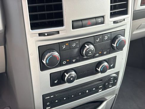 Used 2009 Chrysler Town & Country Touring FWD image 24