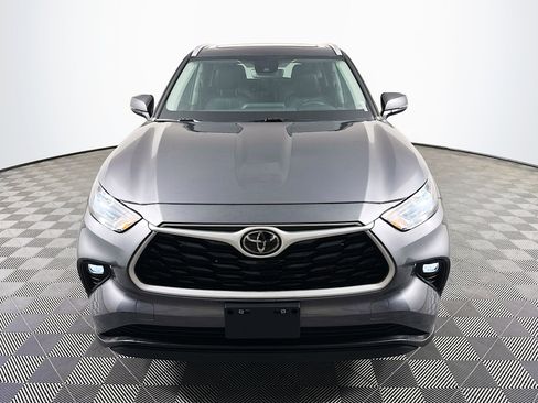 Used 2023 Toyota Highlander XLE image 2