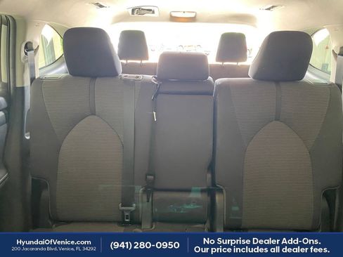 Used 2020 Toyota Highlander LE FWD image 19