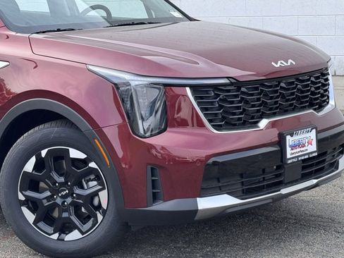 New 2025 Kia Sorento S image 3