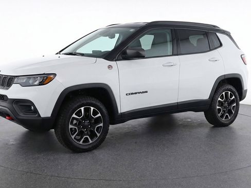 Used 2025 Jeep Compass Trailhawk image 3