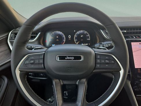 New 2025 Jeep Grand Cherokee Limited RWD image 22