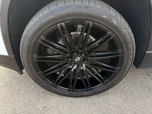 Used 2023 Chevrolet Traverse LT image 9