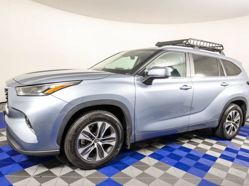 Used 2024 Toyota Highlander XLE FWD image 2