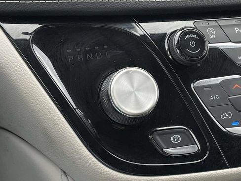 Used 2023 Chrysler Pacifica Limited FWD image 39