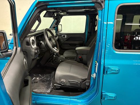 Used 2024 Jeep Wrangler Unlimited Sahara AWD/4WD image 3