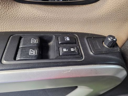 Used 2017 Nissan Titan SV image 27