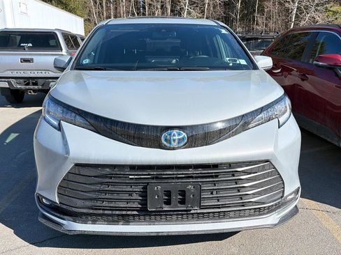 Used 2025 Toyota Sienna XLE Woodland Edition image 2