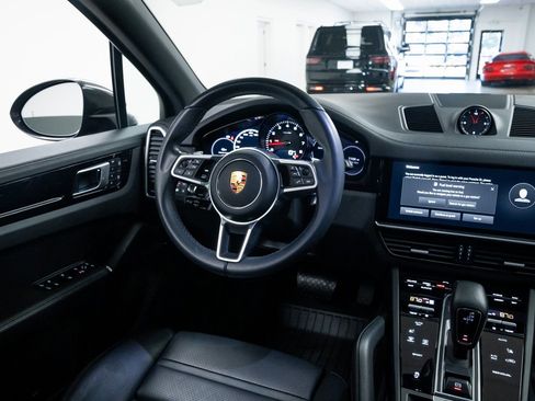 Used 2023 Porsche Cayenne w/ Premium Package image 10